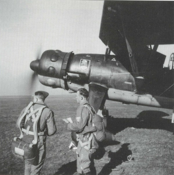 He 126 du 4. (H) 13 (Pz) avec l'Uffz. Gustav Schmidt et le Fw Hoffmann.jpg